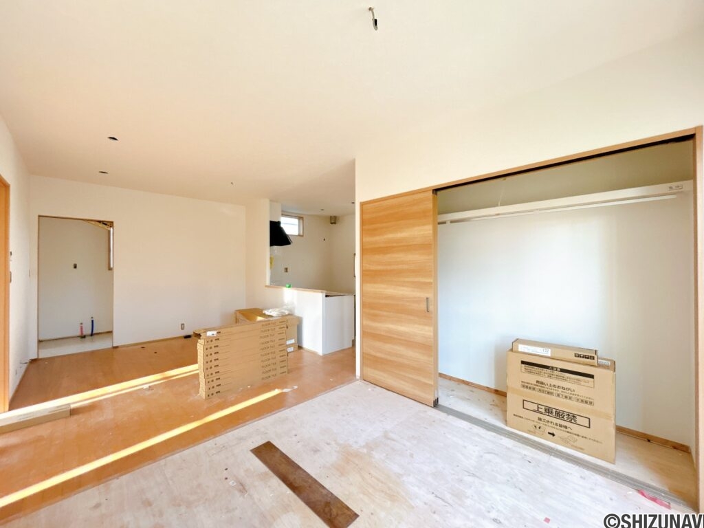 【リフォーム中/LDK別角度】（8/23撮影）フロアタイル仕上げへと変更いたします。現代の暮らしに合った使い勝手の良い空間へとリフォームいたします。