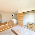 【リフォーム中/LDK別角度】（8/23撮影）フロアタイル仕上げへと変更いたします。現代の暮らしに合った使い勝手の良い空間へとリフォームいたします。