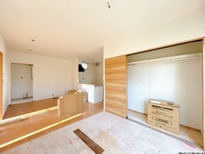 【リフォーム中/LDK別角度】（8/23撮影）フロアタイル仕上げへと変更いたします。現代の暮らしに合った使い勝手の良い空間へとリフォームいたします。