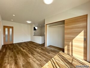 【リフォーム済/LDK別角度】フロアタイル仕上げへと変更いたしました。現代の暮らしに合った使い勝手の良い空間へとリフォームいたします。