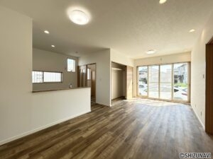 【リフォーム済/LDK別角度】居室へはリビングを経由する間取りを採用しております。ご家族が自然と顔を合わせる機会が増え、コミュニケーションの取りやすい住まいです。