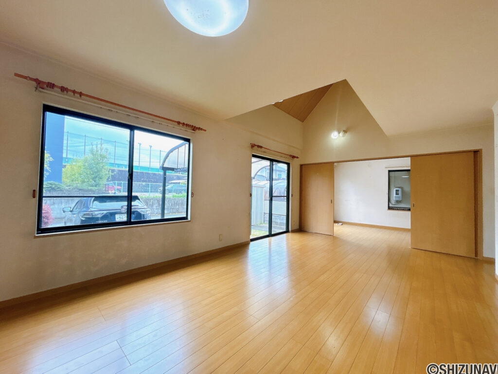 【LDK】建具を開け放すことで、1階を全てLDKとして使うことも可能です。