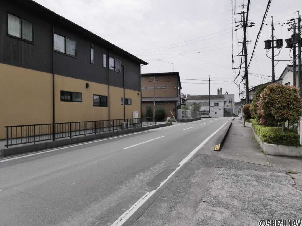 前面道道路（北から南）