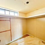 【リフォーム中/2階ウォークインクローゼット】（7/25撮影）2階にはウォークインクローゼットがございます。枕棚とハンガーパイプを設置いたします。お荷物が多いご家庭も安心です。
