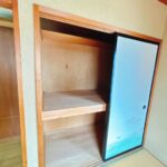 【リフォーム中/2階東側洋室収納】押入だった部分はオープン収納へとリフォームいたします。お洋服をかけやすいように、枕棚とハンガーパイプを設置いたします。