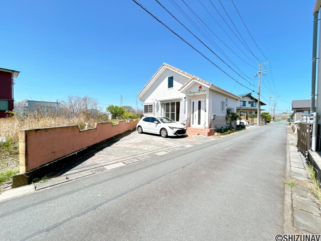 【外観、前面道路】