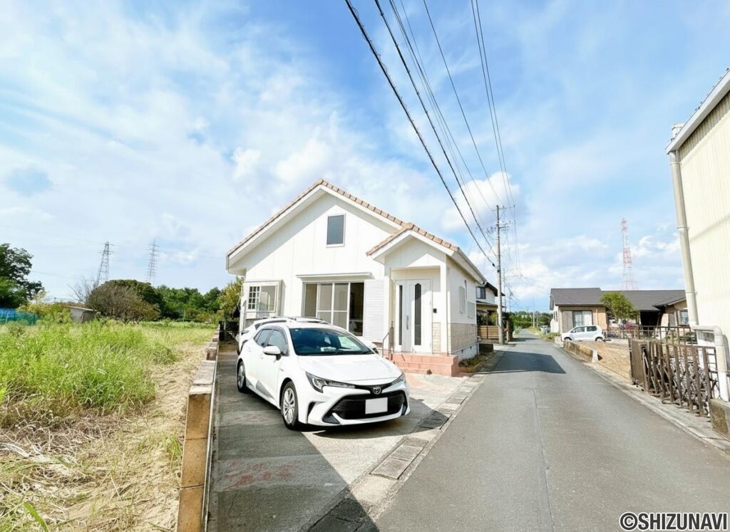 【前面道路】車通りが少ないため、駐車の際も落ち着いて車の出し入れができます。運転が苦手な方も安心ですね。