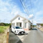 【前面道路】車通りが少ないため、駐車の際も落ち着いて車の出し入れができます。運転が苦手な方も安心ですね。