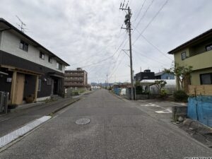 前面道路　幅が広いので陽当たりも良好です♪