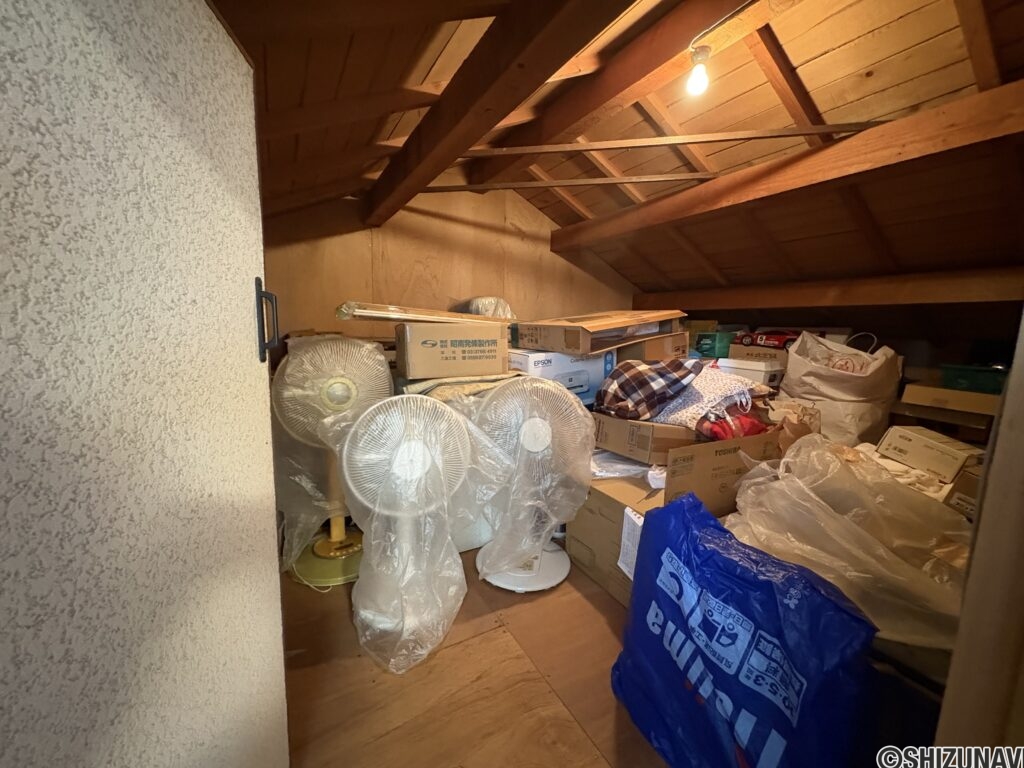 屋根裏収納