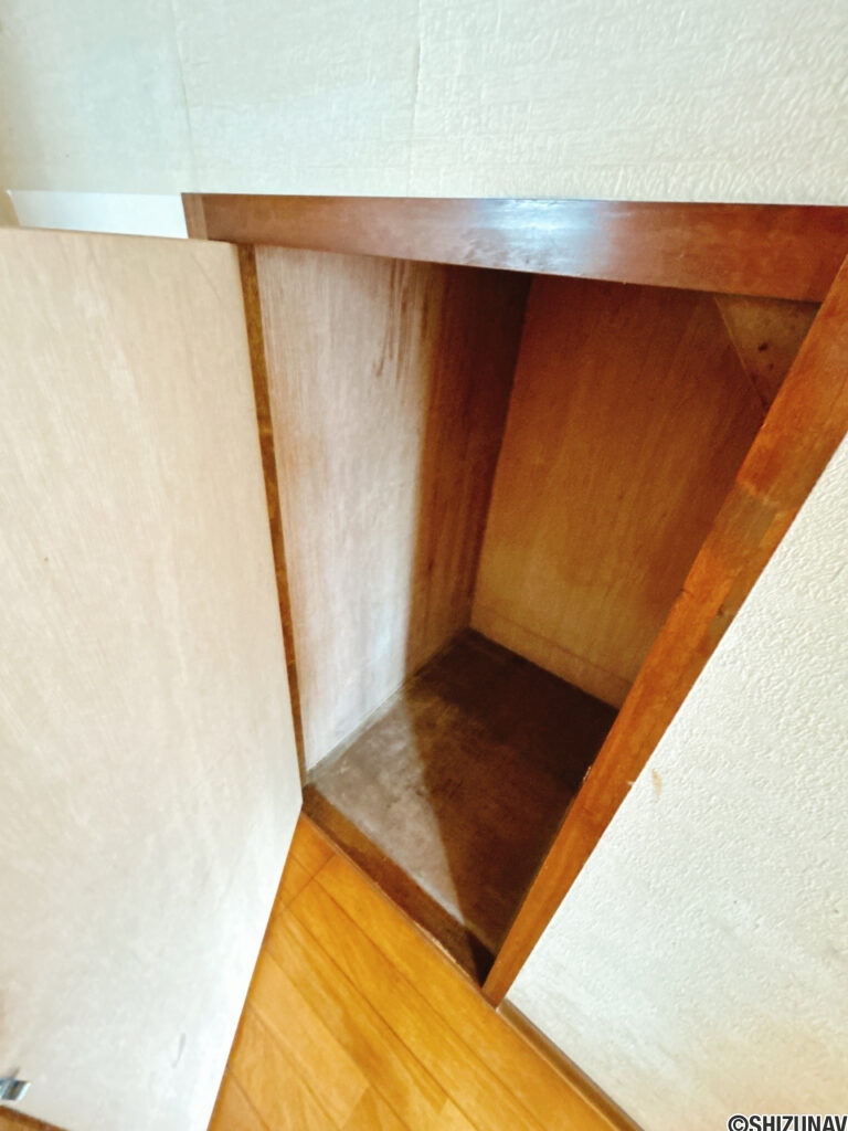 【階段下収納】