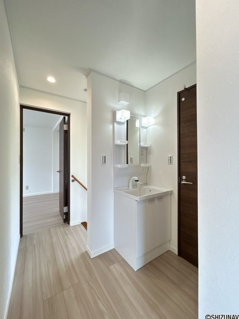 【リフォーム済/2階廊下】クロスの張替え、フローリングの上張り、照明交換を行いました。