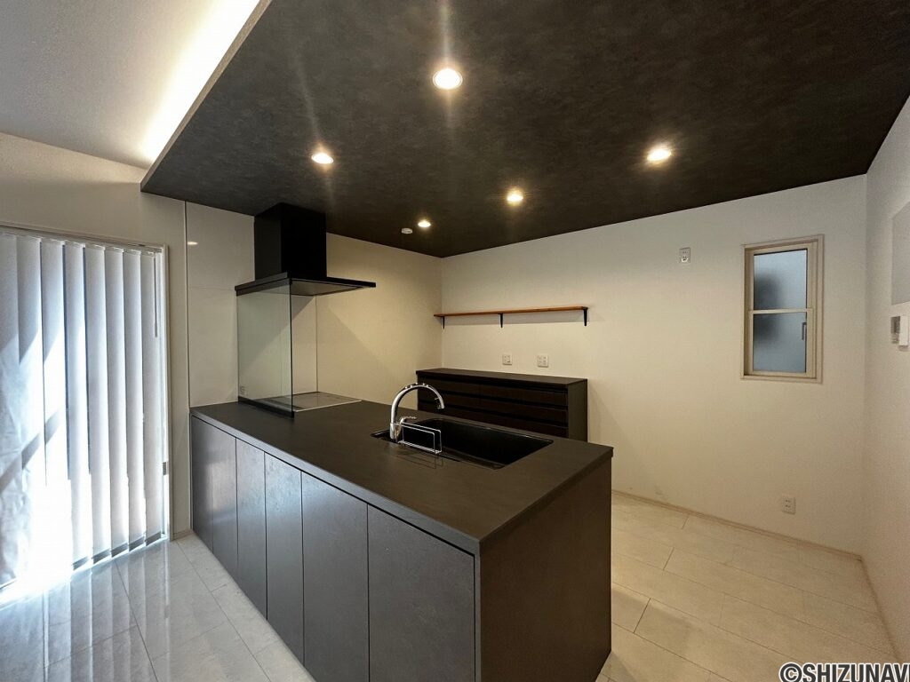 黒を基調としたお洒落なキッチン