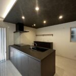 黒を基調としたお洒落なキッチン