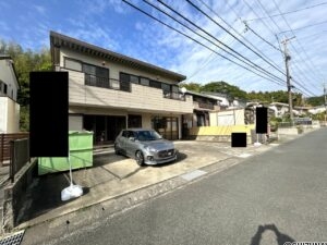 【駐車場】お車は並列で4台駐車可能です。