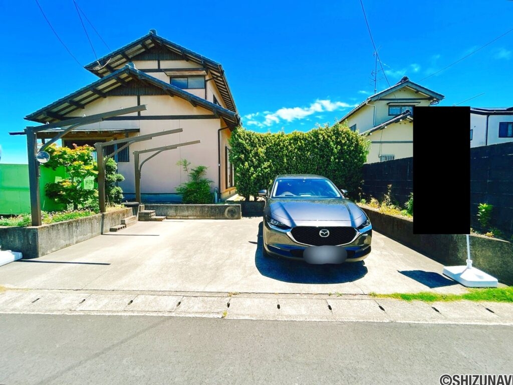 【駐車場】間口約8m、奥行約4.5mで並列3台駐車可能なゆとりのカースペースを確保。縦列駐車の必要がなく、毎日の車の出し入れもスムーズです。ご家族で複数台所有の方や来客時にも便利です。