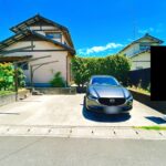 【駐車場】間口約8m、奥行約4.5mで並列3台駐車可能なゆとりのカースペースを確保。縦列駐車の必要がなく、毎日の車の出し入れもスムーズです。ご家族で複数台所有の方や来客時にも便利です。