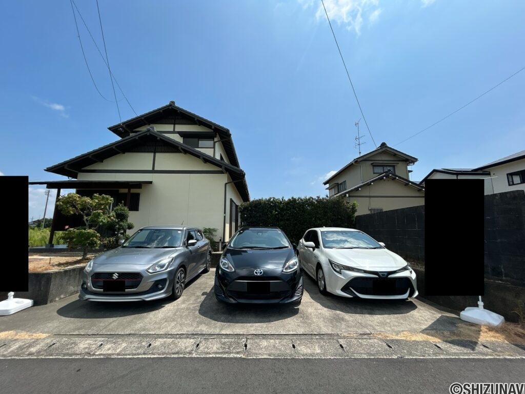 【駐車場】間口約8m、奥行約4.5mで並列3台駐車可能なゆとりのカースペースを確保。縦列駐車の必要がなく、毎日の車の出し入れもスムーズです。ご家族で複数台所有の方や来客時にも便利です。