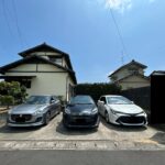 【駐車場】間口約8m、奥行約4.5mで並列3台駐車可能なゆとりのカースペースを確保。縦列駐車の必要がなく、毎日の車の出し入れもスムーズです。ご家族で複数台所有の方や来客時にも便利です。