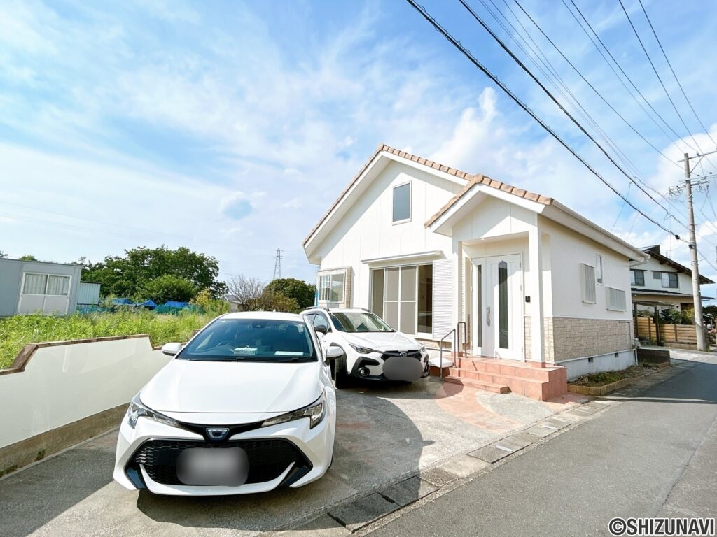 【駐車スペース】お車は2台駐車可能です。ご夫婦それぞれのお車利用や、来客時にも便利な駐車スペースを確保しています。