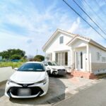 【駐車スペース】お車は2台駐車可能です。ご夫婦それぞれのお車利用や、来客時にも便利な駐車スペースを確保しています。
