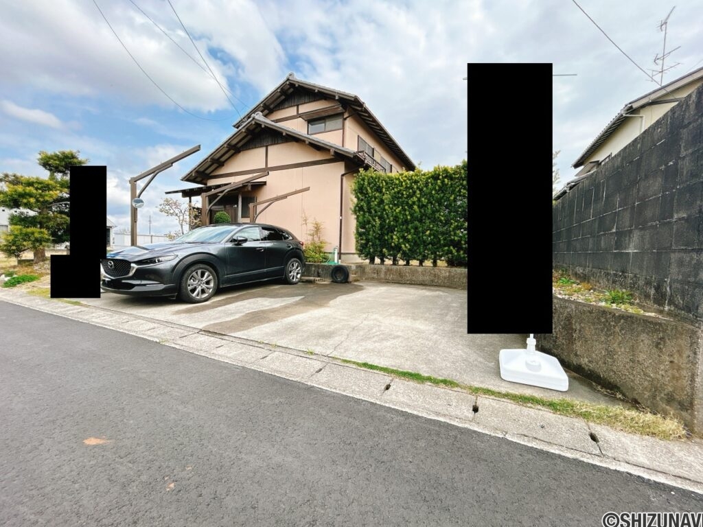 【駐車場】間口約8m、奥行約4.5mで3台駐車可能です。