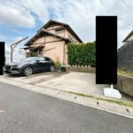 【駐車場】間口約8m、奥行約4.5mで3台駐車可能です。