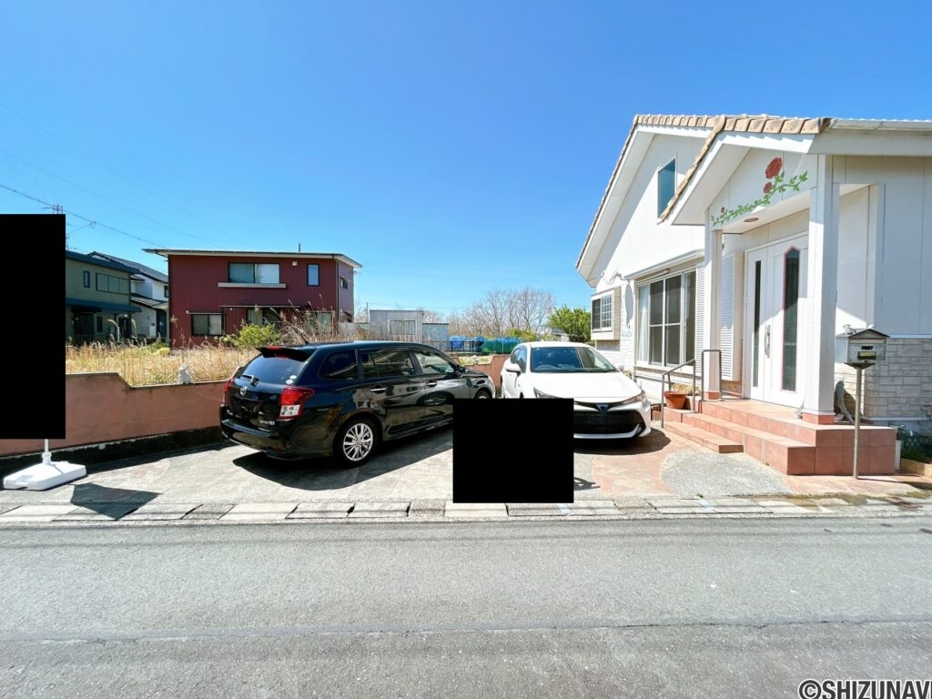 【駐車場】お車は2台駐車可能です。
