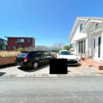 【駐車場】お車は2台駐車可能です。