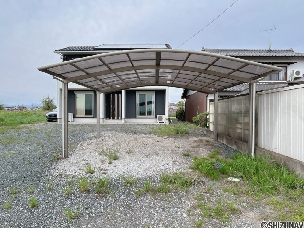 【駐車場】2台分のカーポートがございます。その横にも2台駐車可能なため最大4台のお車が停められます。
