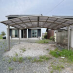 【駐車場】2台分のカーポートがございます。その横にも2台駐車可能なため最大4台のお車が停められます。