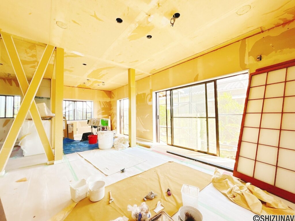 【リフォーム中/リビング別角度】（7/25撮影）フローリング上張り、建具交換、クロス張替、照明交換を行います。家具の配置がしやすい形のLDKです。