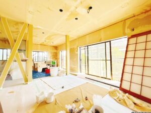 【リフォーム中/リビング別角度】（7/25撮影）フローリング上張り、建具交換、クロス張替、照明交換を行います。家具の配置がしやすい形のLDKです。