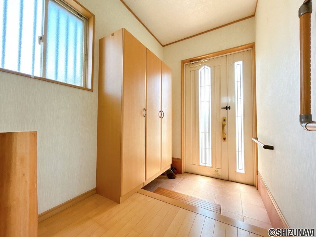 【リフォーム済/玄関内観】シューズボックスはクリーニングを行いました。収納力のあるトール型シューズボックスで、玄関をすっきり保てます。