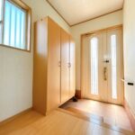 【リフォーム済/玄関内観】シューズボックスはクリーニングを行いました。収納力のあるトール型シューズボックスで、玄関をすっきり保てます。