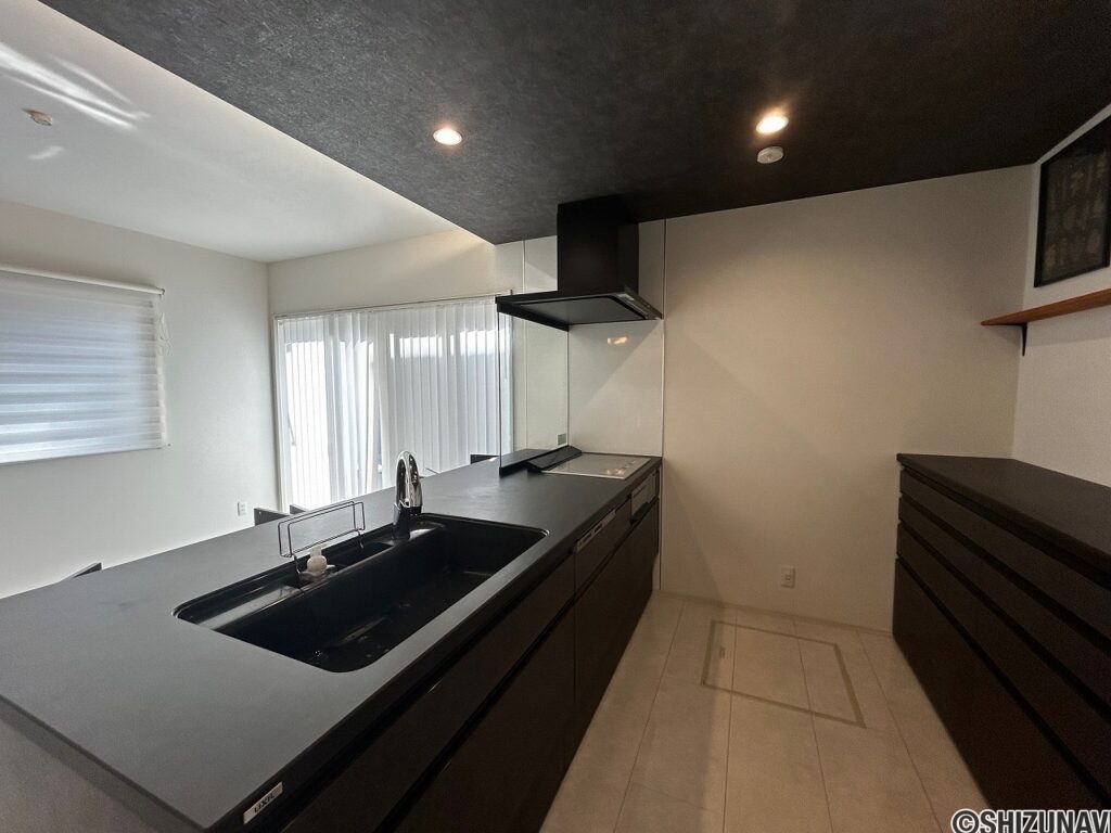 黒を基調としたお洒落なキッチン