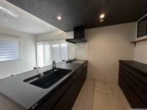 黒を基調としたお洒落なキッチン