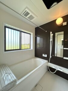 【リフォーム済/浴室】浴室はハウステック製の新品のユニットバスに交換しました。浴槽には滑り止めの凹凸があり、床は濡れた状態でも滑りにくい加工がされている安心設計です。1坪サイズの浴室です。