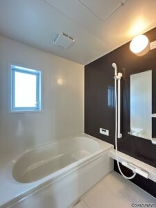 【リフォーム済／浴室】浴室はハウステック製の新品のユニットバスに交換しました。1坪サイズの広々としたお風呂なので足を伸ばして浸かれる浴槽で、1日の疲れをゆっくり癒すことができますよ。