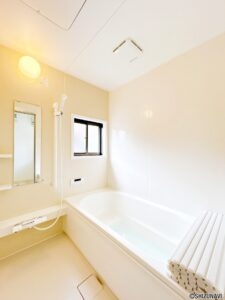 【リフォーム後/浴室】浴室はハウステック製の新品のユニットバスに交換しました。浴槽には滑り止めの凹凸があり、床は濡れた状態でも滑りにくい加工がされている安心設計です。