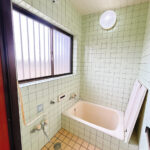 【リフォーム前/浴室】浴室はハウステック製の新品のユニットバスに交換します。浴槽には滑り止めの凹凸があり、床は濡れた状態でも滑りにくい加工がされている安心設計です。1坪サイズの浴室です。