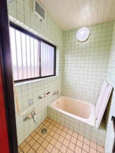 【リフォーム前/浴室】浴室はハウステック製の新品のユニットバスに交換します。浴槽には滑り止めの凹凸があり、床は濡れた状態でも滑りにくい加工がされている安心設計です。1坪サイズの浴室です。