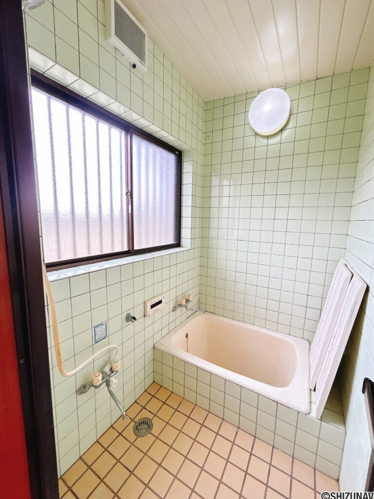 【リフォーム前/浴室】浴室はハウステック製の新品のユニットバスに交換します。浴槽には滑り止めの凹凸があり、床は濡れた状態でも滑りにくい加工がされている安心設計です。1坪サイズの浴室です。