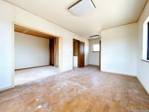 【リフォーム中/ダイニングキッチン】（8/2撮影）別角度 ダイニングとリビングを一体化し、約19.25帖の広々としたLDKへ生まれ変わります。フロアタイルの上張り、クロスの張替え、照明交換を行います。