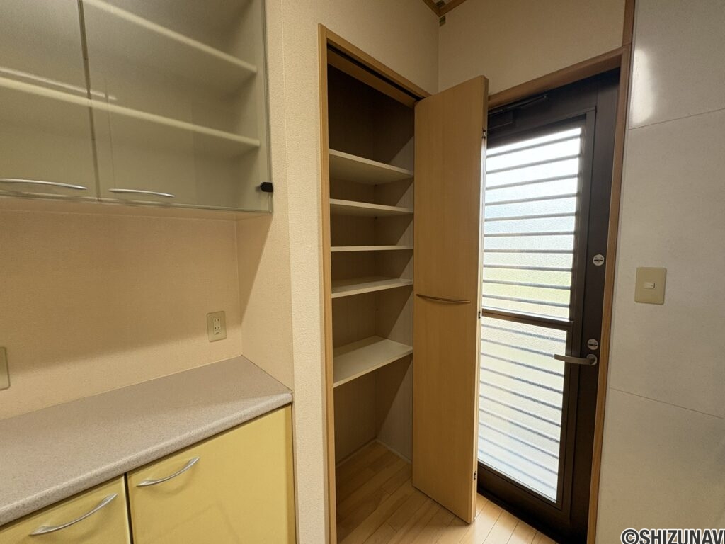 キッチン裏のパントリー