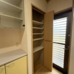 キッチン裏のパントリー