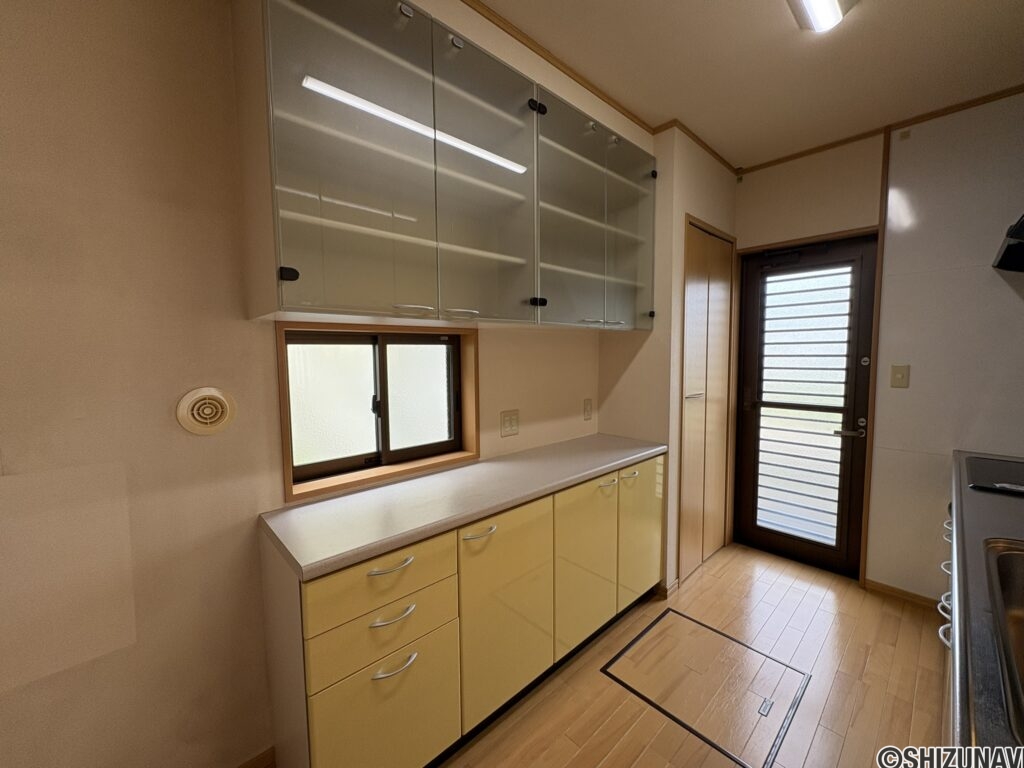 キッチン裏の造り付け棚