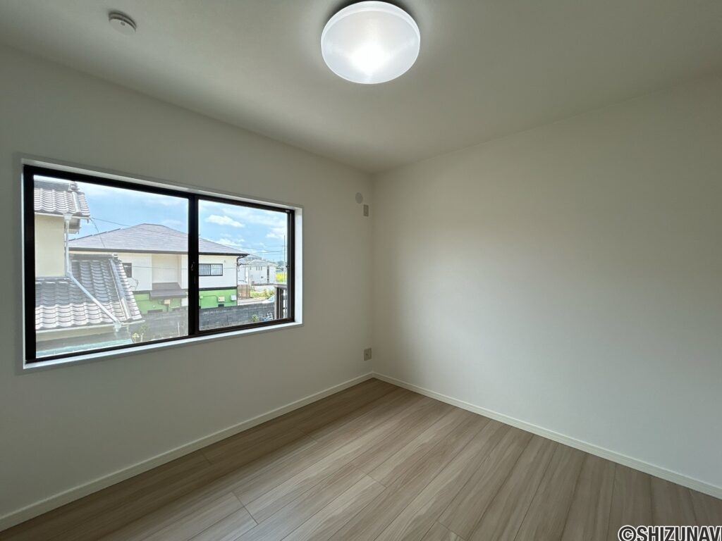【リフォーム済/2階洋室（中央）】クロス張替、フローリング上張り、建具交換、照明交換を行う予定です。5.25帖のコンパクトなお部屋で、お子様のお部屋にぴったりです。