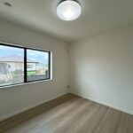 【リフォーム済/2階洋室（中央）】クロス張替、フローリング上張り、建具交換、照明交換を行う予定です。5.25帖のコンパクトなお部屋で、お子様のお部屋にぴったりです。