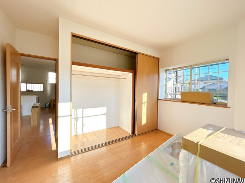 【リフォーム中/北側洋室約6帖】（8/23撮影）フロアタイル重張り、クロス張替、照明器具交換を行います。室内をより明るく清潔感のある空間へとリフレッシュいたします。